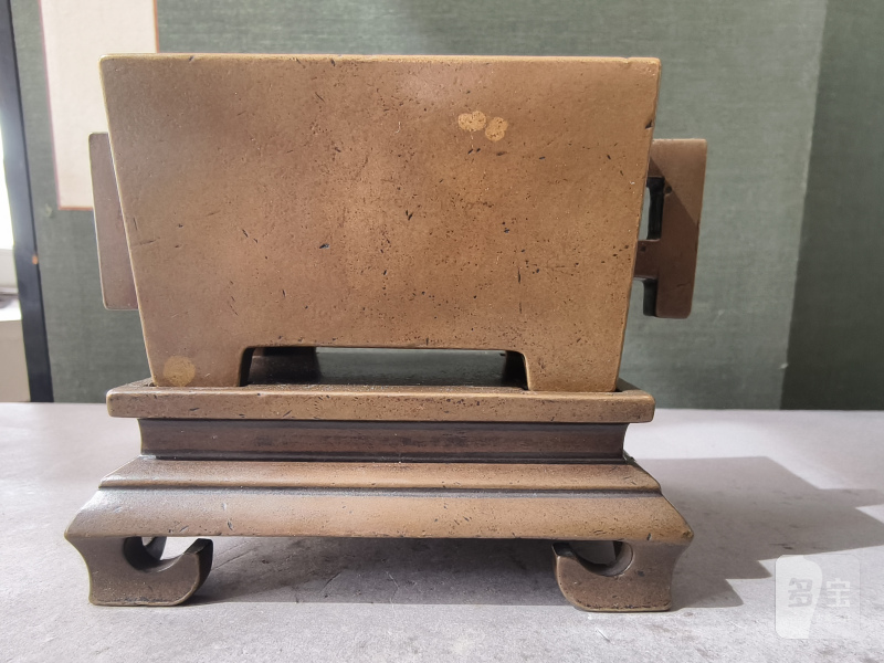 A rectangular twin-handled bronze censer with fitted bronze stand - 图13